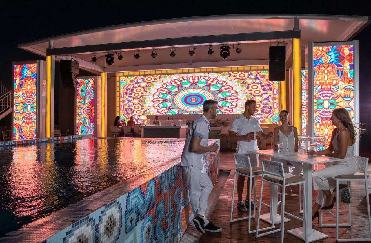 Royalton Chic Cancun, An Autograph Collection All-Inclusive Resort - Adults Only ภายนอก รูปภาพ The pool at the nightclub