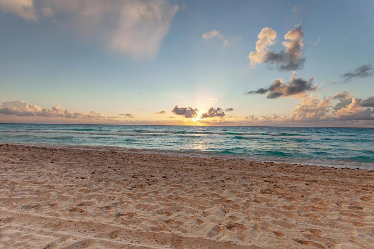 Royalton Chic Cancun, An Autograph Collection All-Inclusive Resort - Adults Only ภายนอก รูปภาพ Sunset at Playa del Carmen