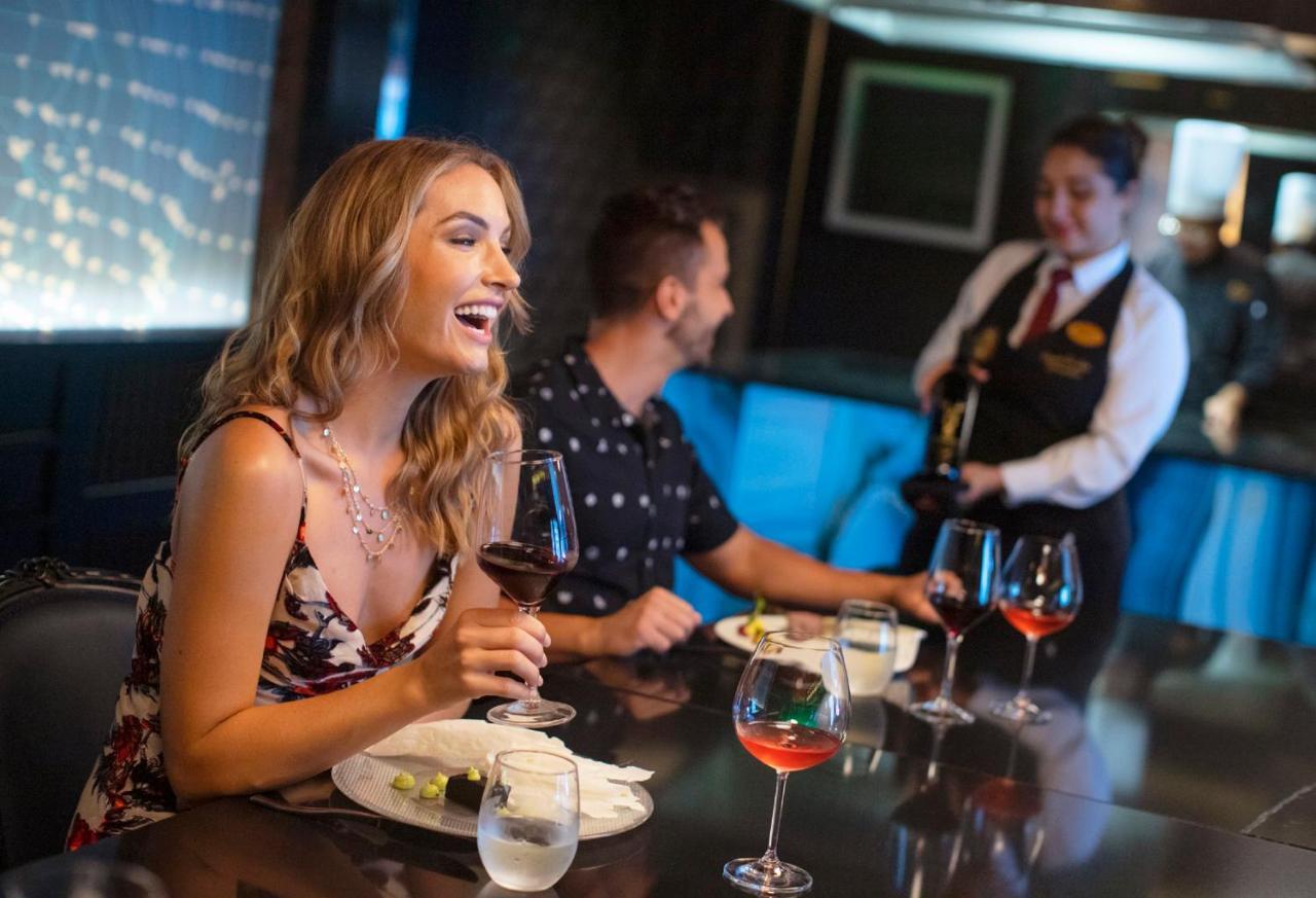 Royalton Chic Cancun, An Autograph Collection All-Inclusive Resort - Adults Only ภายนอก รูปภาพ A woman laughing while dining