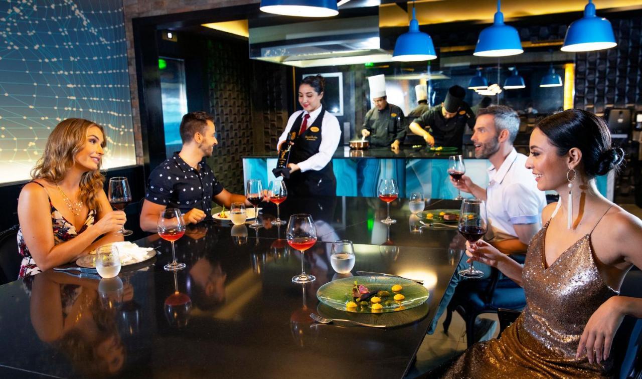 Royalton Chic Cancun, An Autograph Collection All-Inclusive Resort - Adults Only ภายนอก รูปภาพ A restaurant at the Hard Rock Hotel