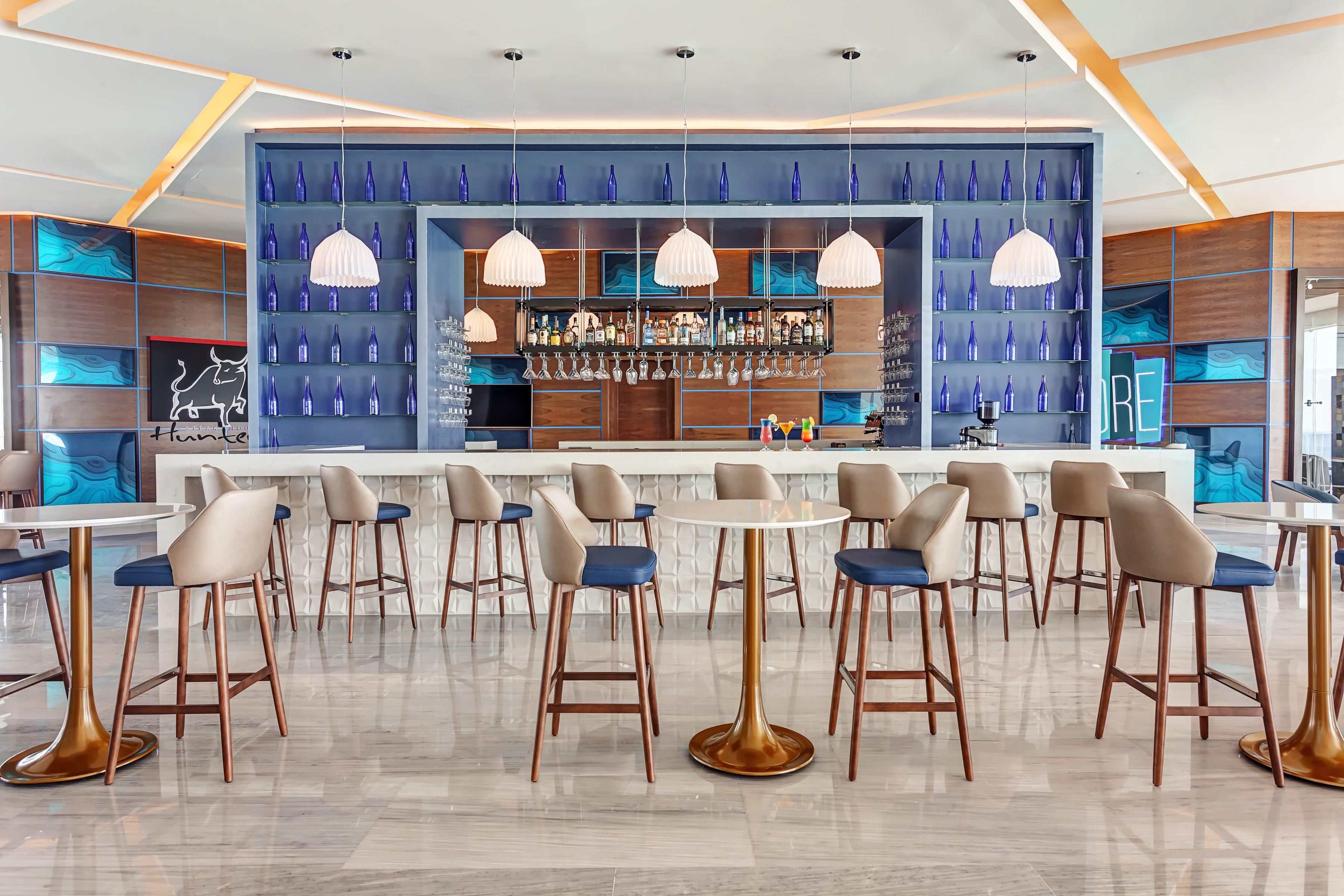Royalton Chic Cancun, An Autograph Collection All-Inclusive Resort - Adults Only ภายนอก รูปภาพ The bar at the lounge