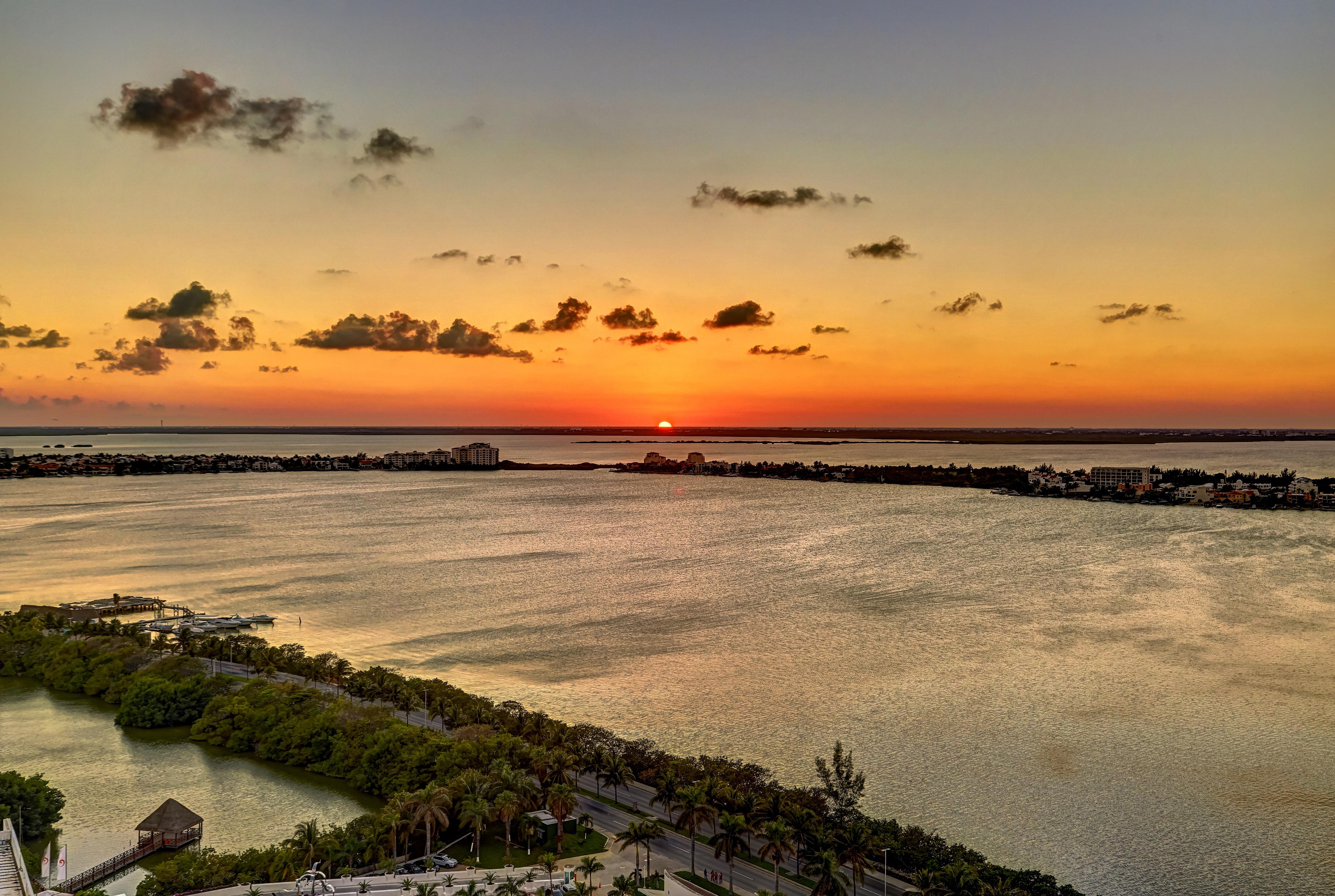 Royalton Chic Cancun, An Autograph Collection All-Inclusive Resort - Adults Only ภายนอก รูปภาพ Sunset over the Atlantic Ocean